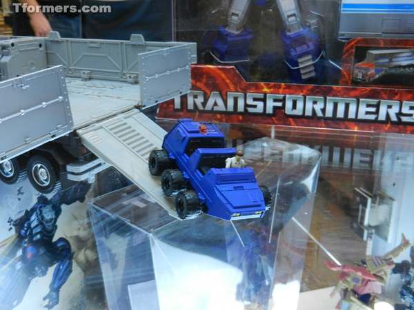 Masterpiece Optimus Prime Roller Spike  (25 of 103)